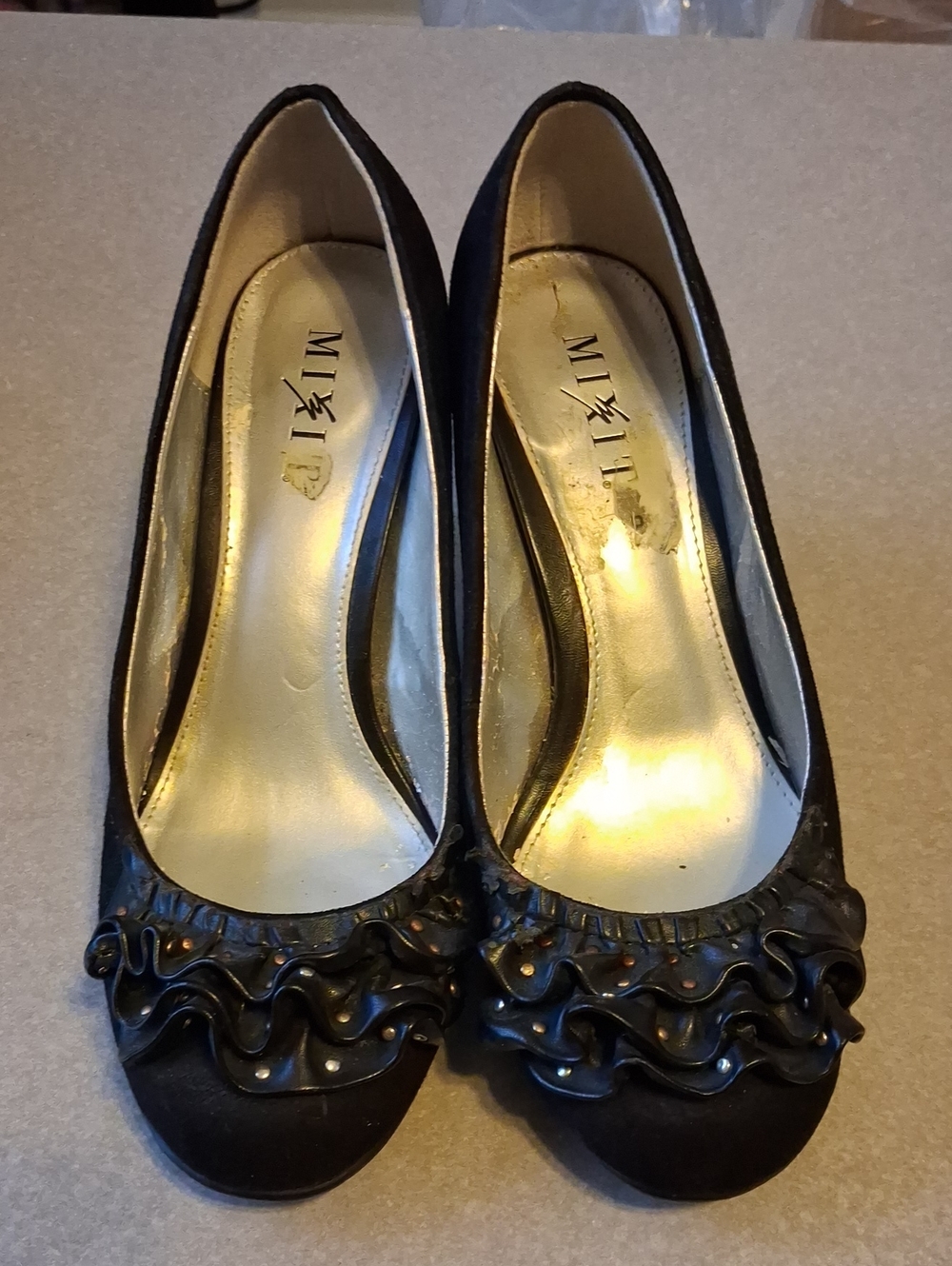 Women’s Black Ruffle Accent Ballet Heels-Size 7